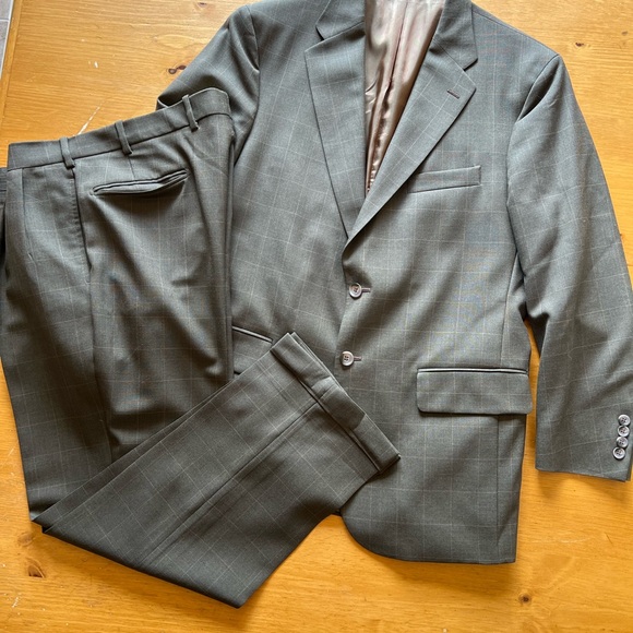 Tom James Men’s brown fabric with tan square design 2 piece suit